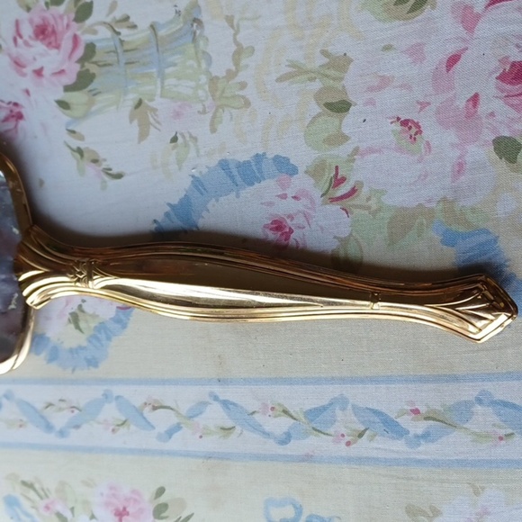 Vintage Floral White Back Gold Tone Handheld Mirror, glass is missing - Picture 4 of 5